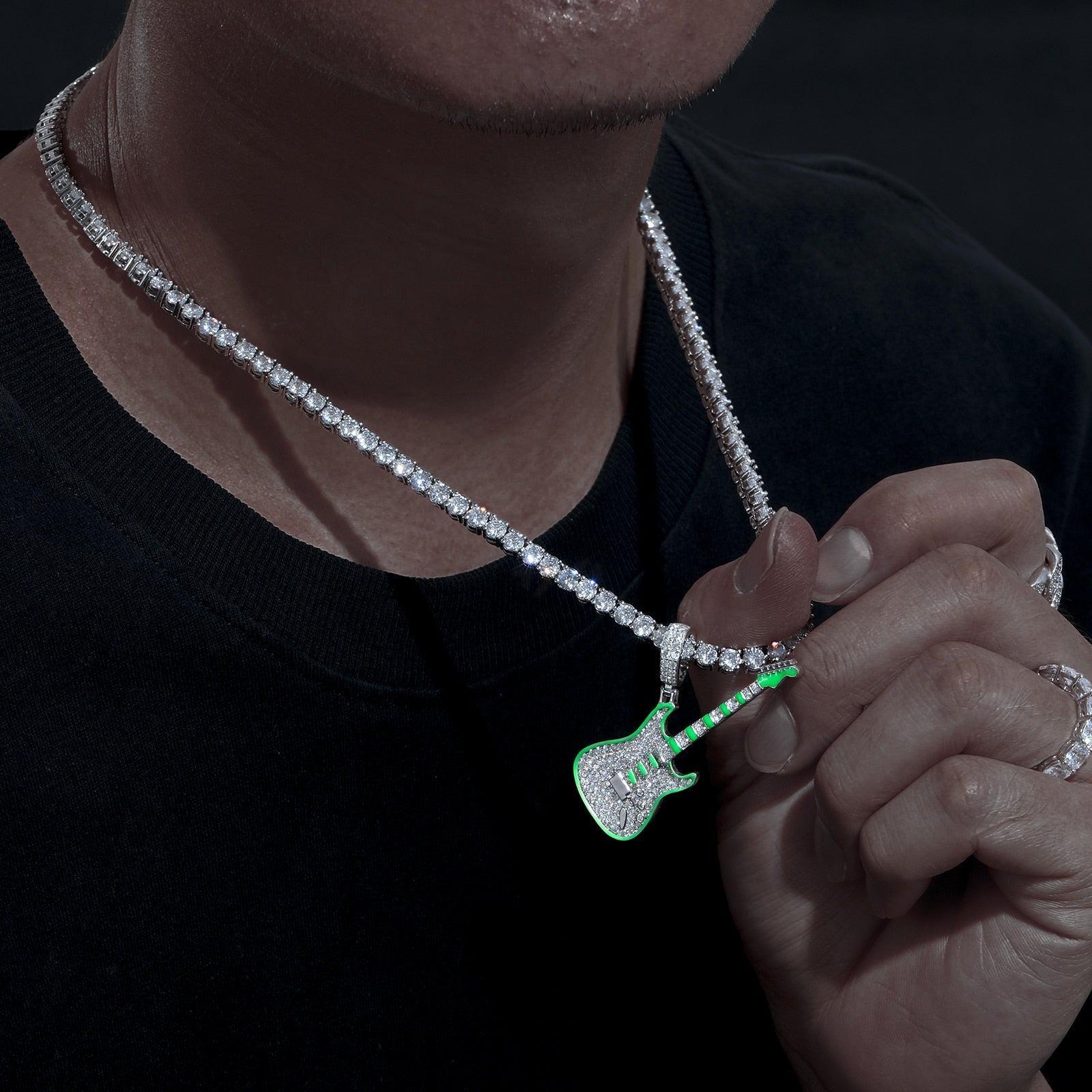 Glowing Guitar Pendant 18K x Moissanite - ICECI