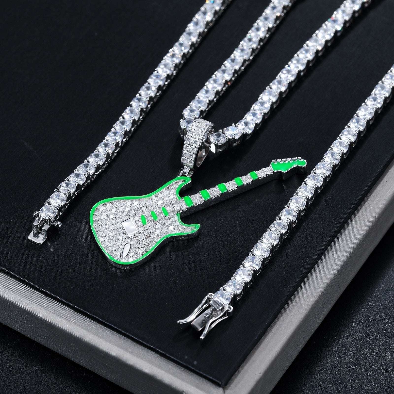 Glowing Guitar Pendant 18K x Moissanite - ICECI